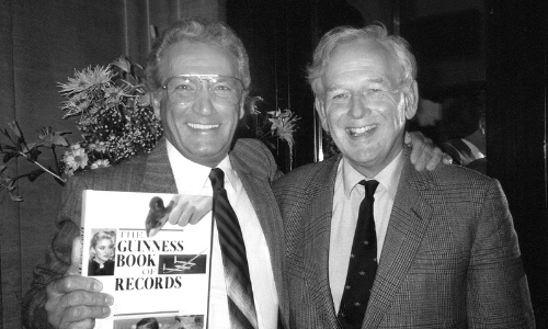 Joe Girard (links) mit dem Guiness Buch der Rekorde